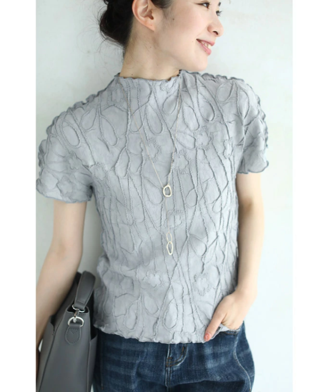 【20240511】 （グレー）（S~M対応）浮かぶ刺繍画の伸びやかカットソートップス w53592gy cawaii エレガント トップス 半袖 春 夏 花柄 シンプル 上品 体型カバー ストレッチ  シワにならない 透けにくい 涼しい シワ加工シャツ tシャツ 20240511】 （グレー）（S~M対応）浮かぶ刺繍画の伸びやかカットソー