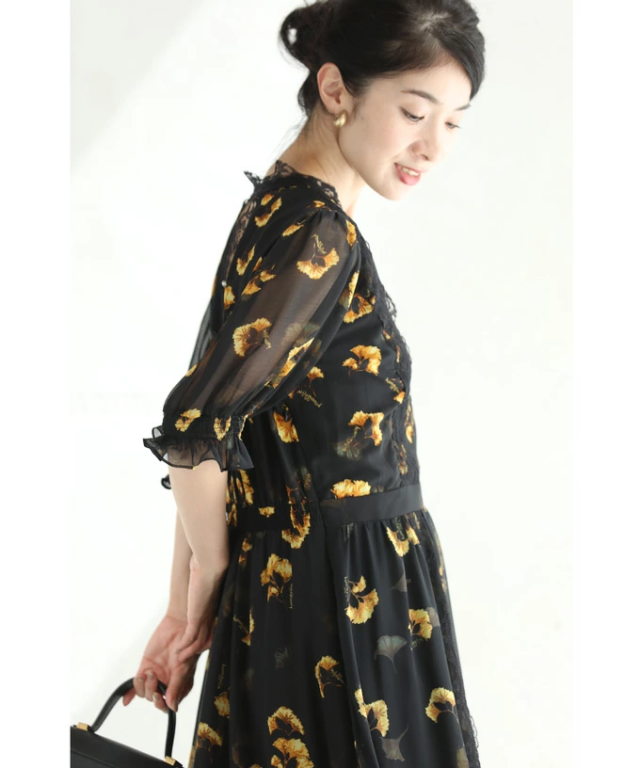 再入荷7月24日  （S~L対応）（黒）花舞うレースデコレーションのベールミディアムワンピース w60222ps cawaii レディース ファッション 他にはない ワンピース レース チュール リボン ウエストマーク プリント 総柄 花柄 ロング 母の日 再入荷7月24日 （S~L対応）（黒）花舞うレースデコレーションのベール