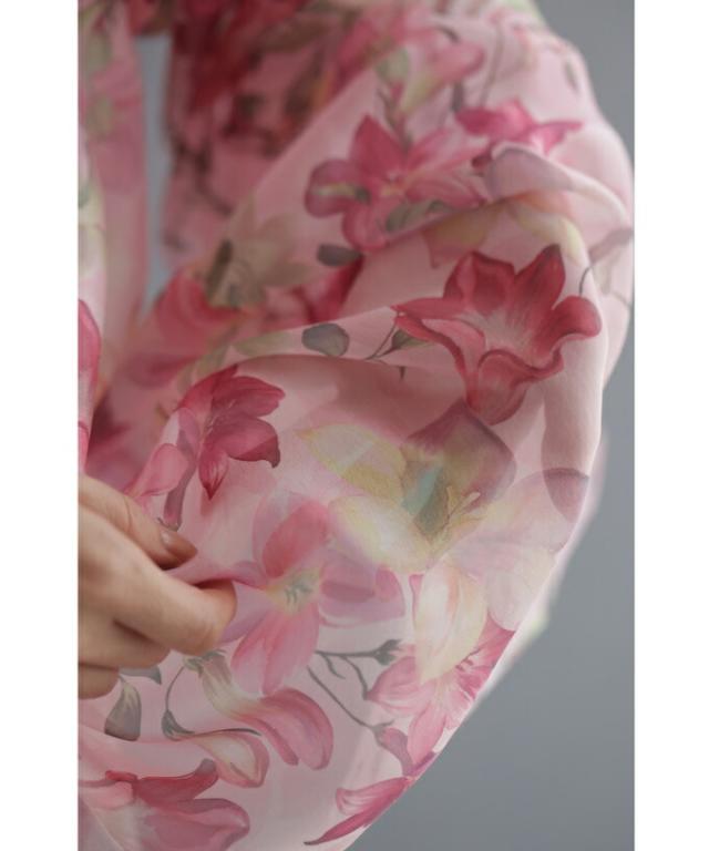 再入荷9月9日 愛らしいピンクの花が微笑むエアリーなシアーチュニック