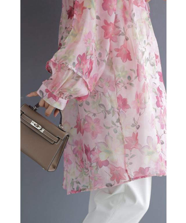 再入荷9月9日 愛らしいピンクの花が微笑むエアリーなシアーチュニック