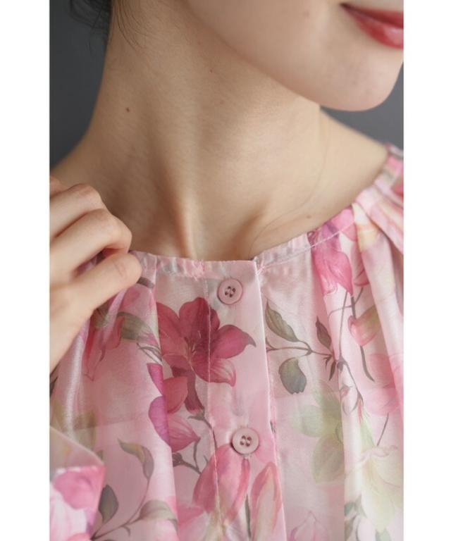 再入荷9月9日 愛らしいピンクの花が微笑むエアリーなシアーチュニック