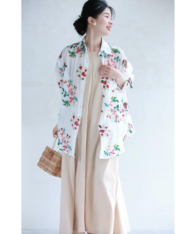 再入荷6月14日 アンティーク風ビジューボタンの花刺繍シャツトップス