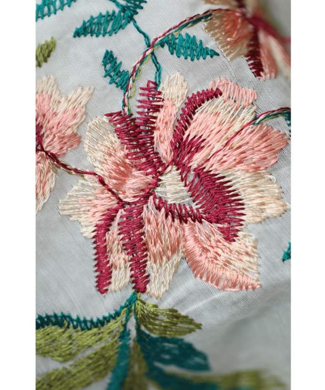 再入荷6月14日 アンティーク風ビジューボタンの花刺繍シャツトップス