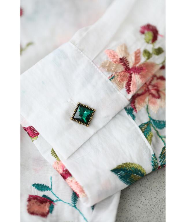 再入荷6月14日 アンティーク風ビジューボタンの花刺繍シャツトップス