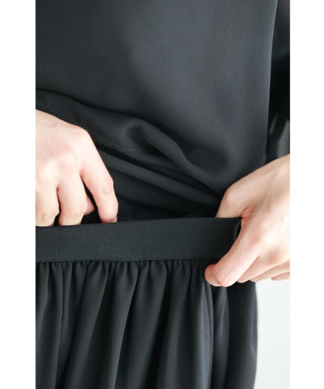 再入荷8月14日 （黒）美しく揺らめく涼やかシアーブラックのブラウスと