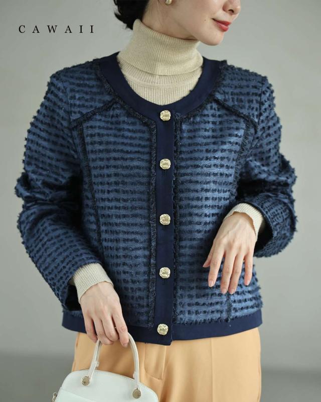 再入荷1月4日 浮き立つ起毛のツイード風ノーカラージャケット cawaii w60877ps S~L対応 長袖 丸首 短め丈 光沢感 ネイビー オシャレ 個性的 大人可愛い エレガント 上品 春 秋服 秋物 冬服 冬物 春服 春物 スタイルアップ効果 レディース ファッション ミセス 30代 40代 50代の通販は