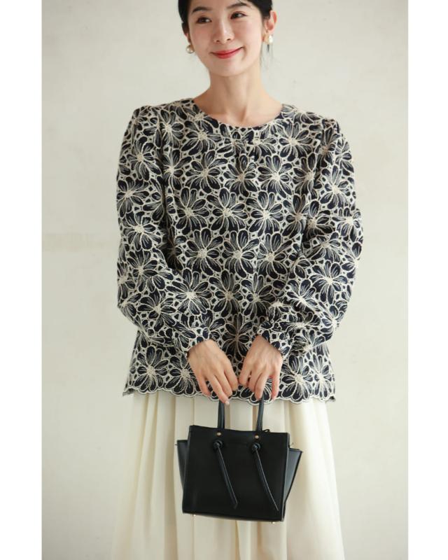 再入荷9月9日 （濃紺）細やかなスパンコールが輝く花刺繍プルオーバー