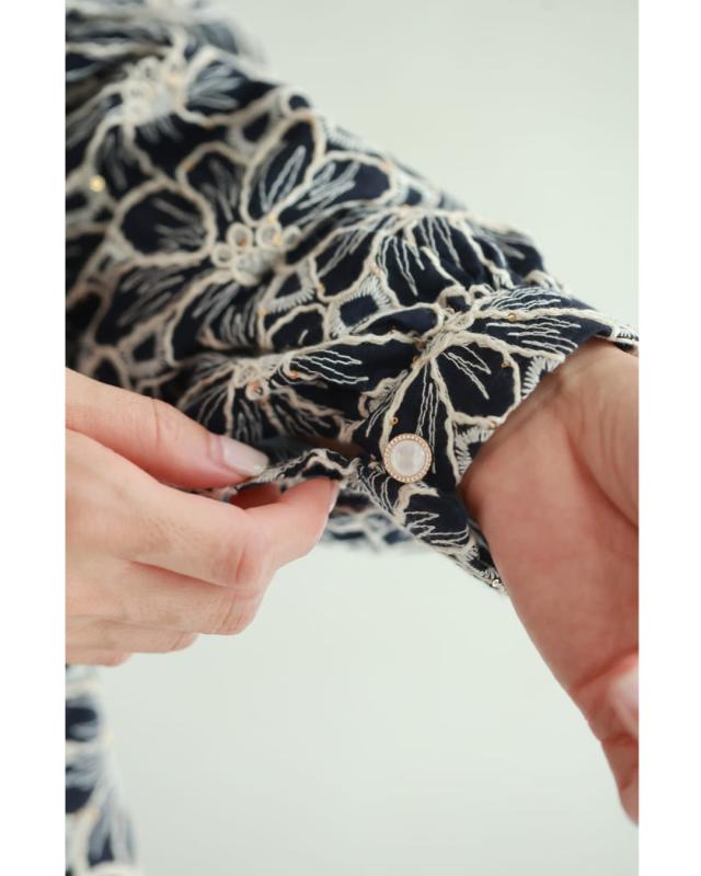 再入荷9月9日 （濃紺）細やかなスパンコールが輝く花刺繍プルオーバー