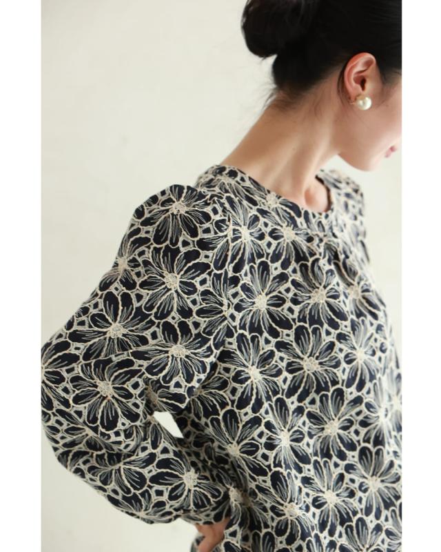 再入荷9月9日 （濃紺）細やかなスパンコールが輝く花刺繍プルオーバートップス cawaii w60940ps S~L対応 長袖 花柄 刺繍 ネイビー オシャレ 個性的 大人可愛い エレガント 上品 秋服 秋物 冬服 冬物 綿100％ 薄手 レディース ファッション ミセス 30代 40代 50代 再入荷9月9日 （濃紺）細やかなスパンコールが輝く花刺繍プルオーバー