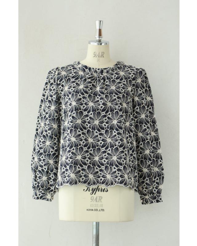 再入荷9月9日 （濃紺）細やかなスパンコールが輝く花刺繍プルオーバー