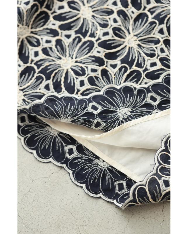 再入荷9月9日 （濃紺）細やかなスパンコールが輝く花刺繍プルオーバー