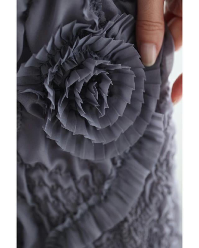 再入荷9月5日 首元を飾るビジューの浮き立つレリーフ調ミニワンピース