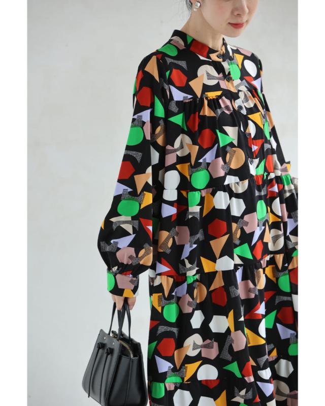 再入荷9月5日 （黒）レトロポップな図形柄Aラインロングワンピース