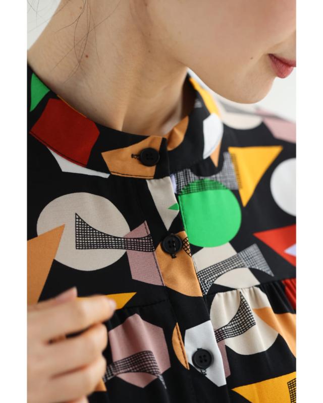 再入荷9月5日 （黒）レトロポップな図形柄Aラインロングワンピース