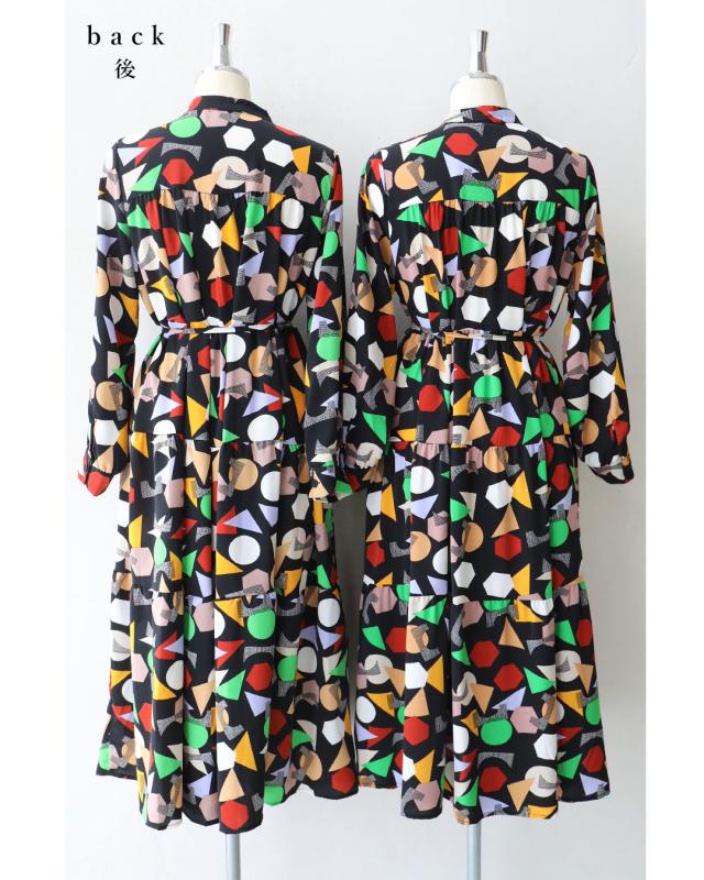 再入荷9月5日 （黒）レトロポップな図形柄Aラインロングワンピース（リボン付き） cawaii w61152ps S~2L対応 長袖 総柄 カラフル ブラック  オシャレ 個性的 大人可愛い エレガント 上品 春服 春物 夏服 夏物 薄手 レディース ファッション ミセス 30代 40代 50代 再入荷9月5日 （黒）レトロポップな図形柄Aラインロングワンピース