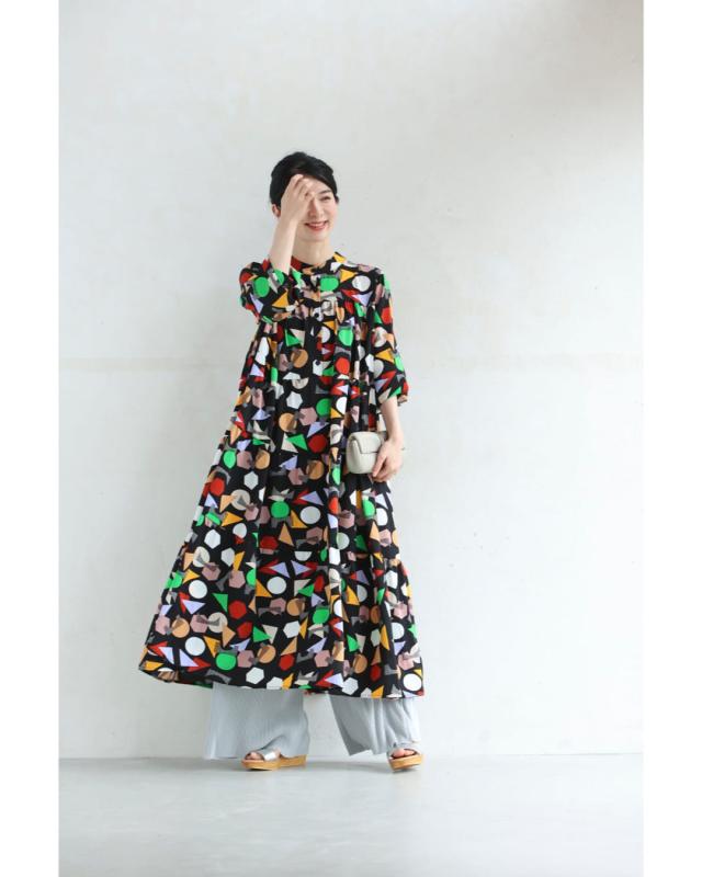 再入荷9月5日 （黒）レトロポップな図形柄Aラインロングワンピース