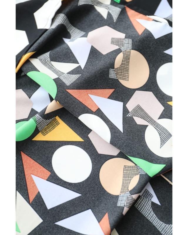 再入荷9月5日 （黒）レトロポップな図形柄Aラインロングワンピース