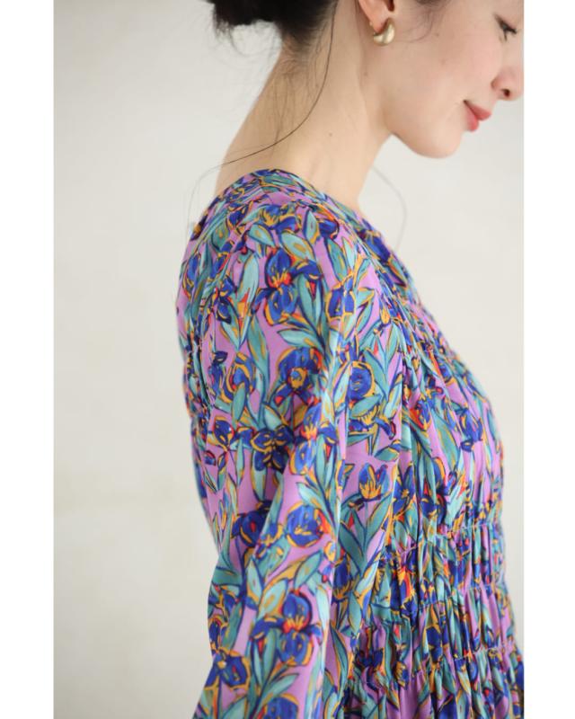 再入荷9月5日 鮮やかに描いた花のシャーリングミディアムワンピース