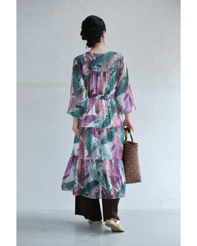 再入荷4月24日 色づく羽舞うスタンプアートのティアードミディアムワンピース cawaii w61157ps 長袖 Vネック 総柄 羽 ピンク パープル オシャレ 個性的 大人可愛い エレガント 上品 春 夏 薄手 ふんわり レディース ファッション ミセス 30代 40代 50代 再入荷4月24日 色づく羽舞うスタンプアートのティアードミディアム