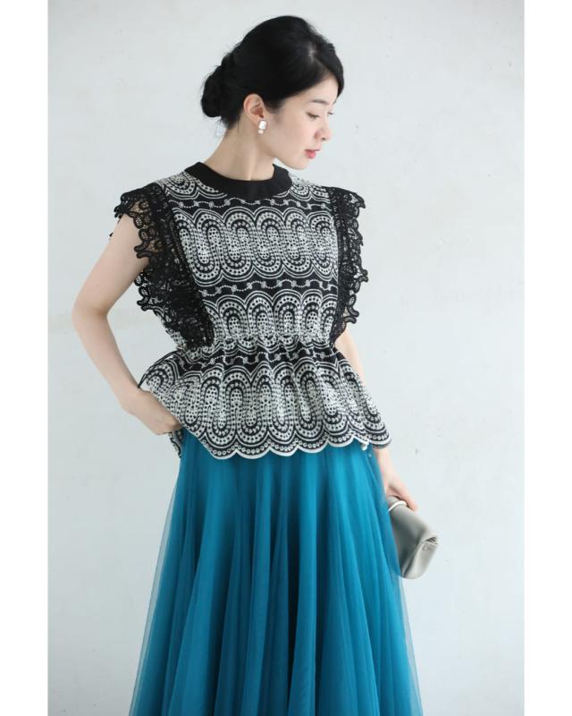 再入荷7月29日 （黒）美しい装飾刺繍のペプラムカットソートップス