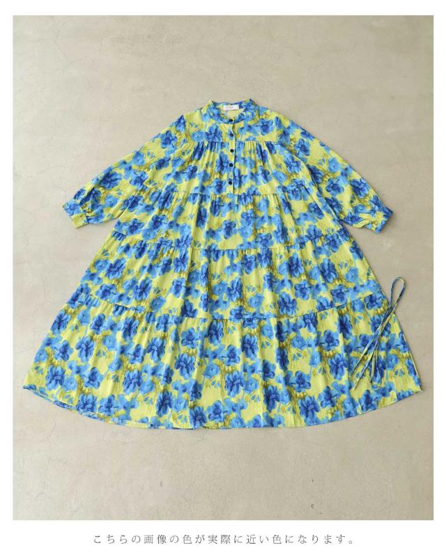 再入荷8月19日 街ゆく華やかな青花ティアードロングワンピース（紐リボン付き） cawaii w61212ps 長袖 リゾート 総柄 オシャレ 個性的 大人可愛い エレガント 上品 春 夏 薄手 体型カバー レディース ファッション ミセス 30代 40代 50代 再入荷8月19日 街ゆく華やかな青花ティアードロングワンピース（紐