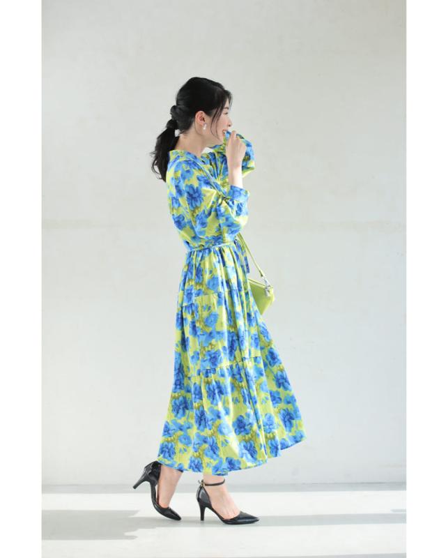 再入荷8月19日 街ゆく華やかな青花ティアードロングワンピース（紐