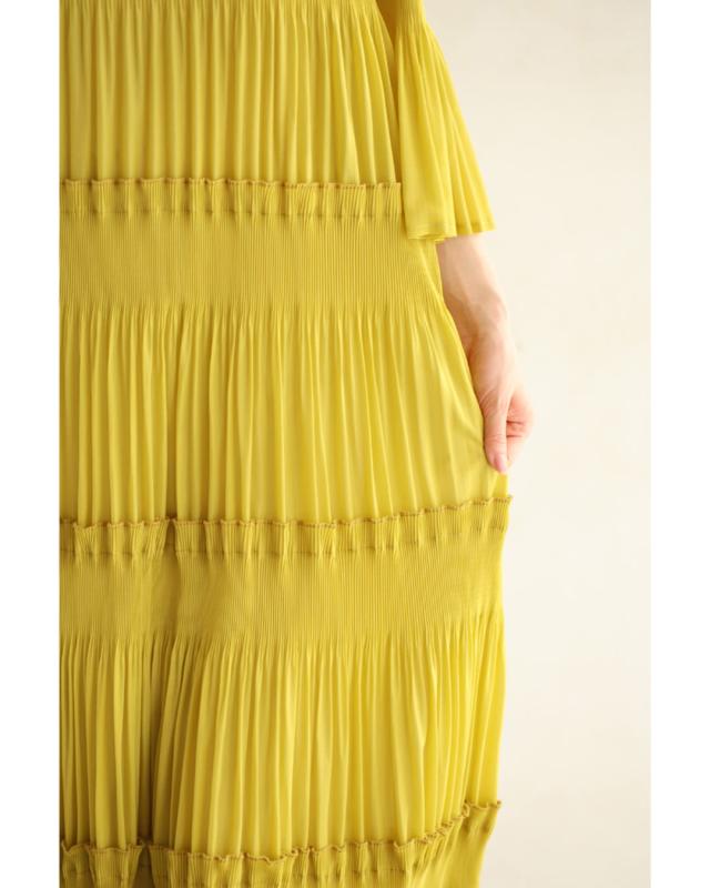 再入荷8月24日 花舞うように広がる段プリーツロングワンピース cawaii