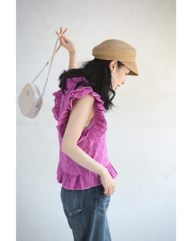 再入荷8月1日 花が浮かび上がるパンチングレースプルオーバートップス