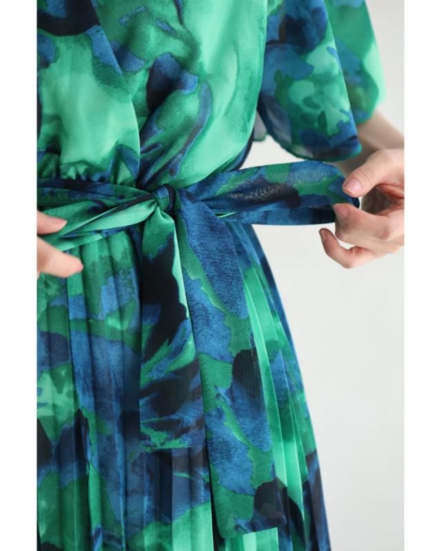再入荷8月24日 緑と青が織りなす夏花プリーツロングワンピース（リボン