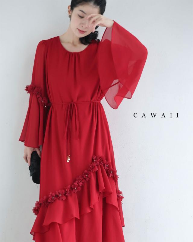 再入荷8月24日 流れ咲く花コサージュのアシンメトリーフリルロングワンピース（紐ベルト付き） cawaii w61323ps S~2L対応 透け感 シフォン レッド オシャレ 個性的 大人可愛い エレガント 上品 春服 春物 夏服 夏物 薄手 レディース ファッション ミセス 30代 40代 50代