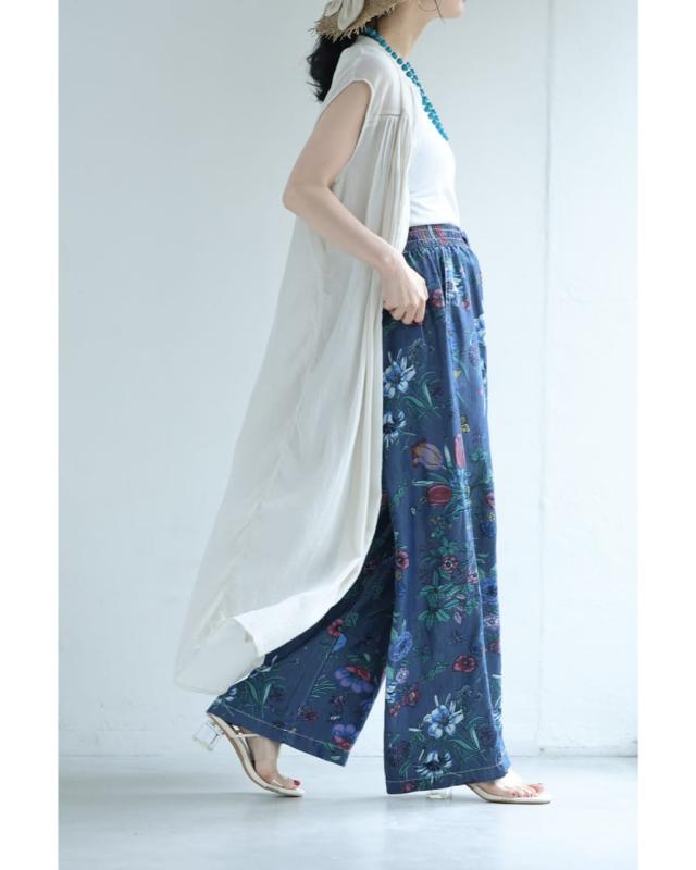 新作8月1日 色とりどりの花と息づく昆虫のくたっと柔らかワイドパンツ