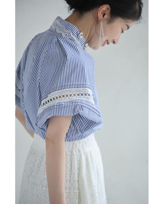 再入荷8月4日 首元に輝くビジュー花襟のポワン袖ストライプシャツ