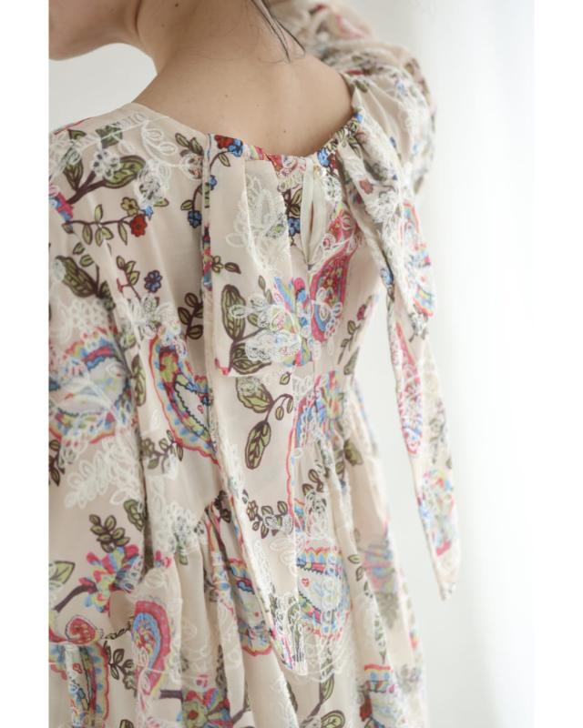 再入荷8月24日 彩り溢れる花とペイズリーのAラインプルオーバー