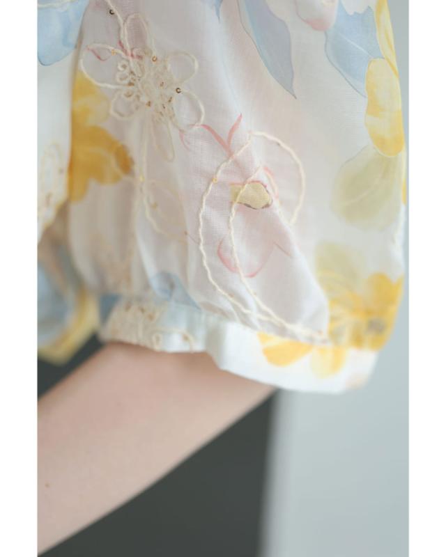 新作7月20日 彩り水彩花に重なる花刺繍ブラウストップス cawaii