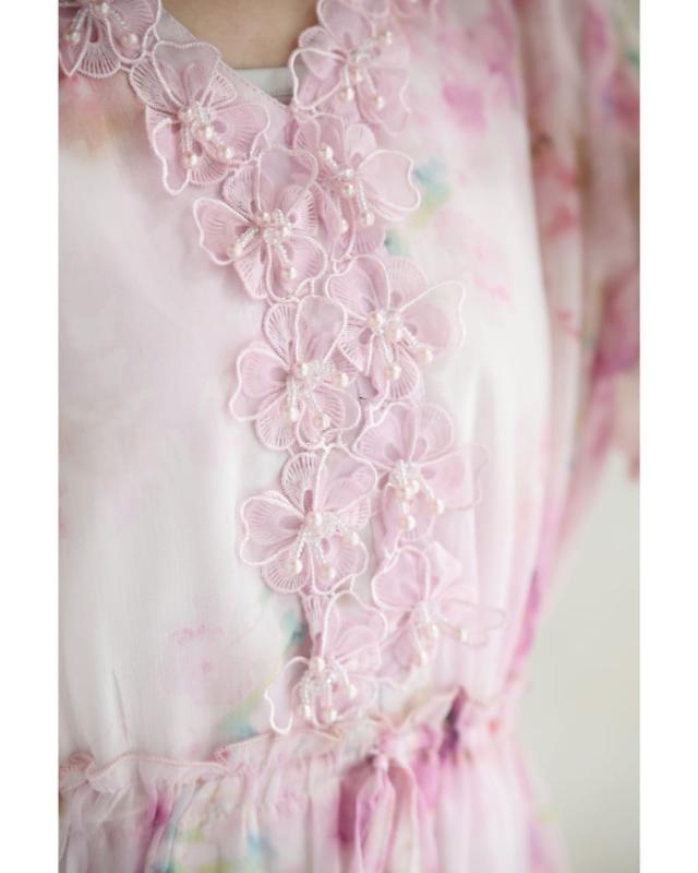 新作6月19日 胸元に流れ咲く花のミルキーピンクミディアムワンピース