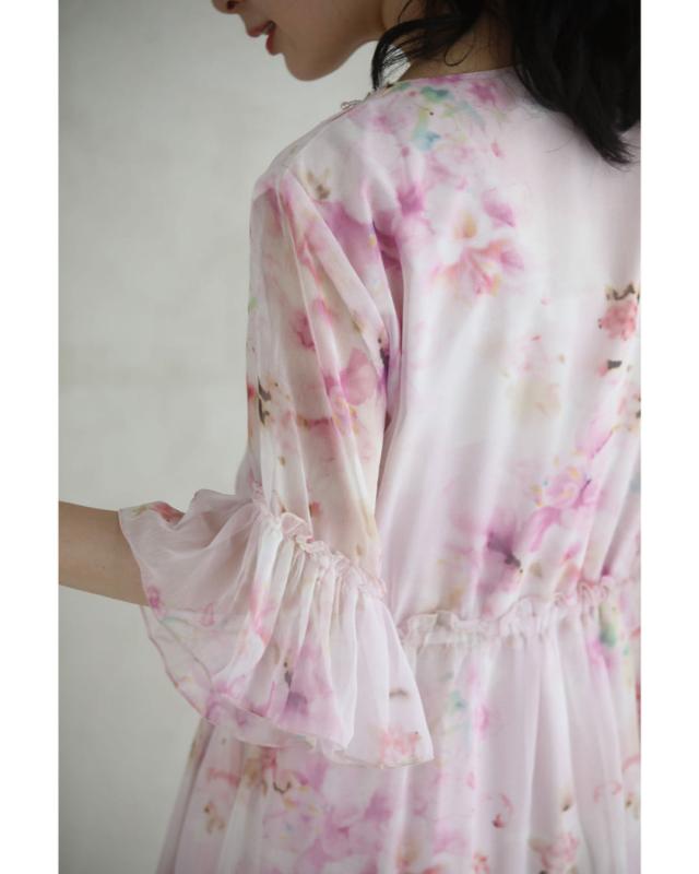 新作6月19日 胸元に流れ咲く花のミルキーピンクミディアムワンピース