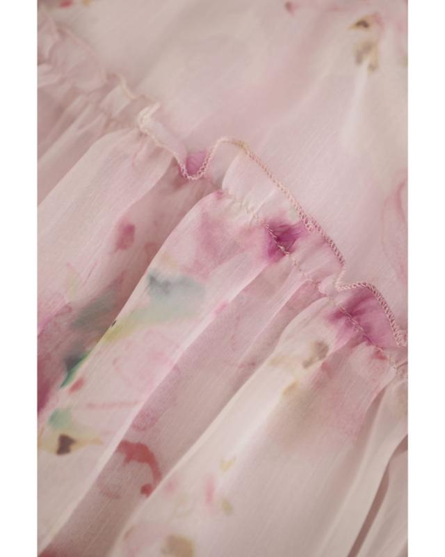 新作6月19日 胸元に流れ咲く花のミルキーピンクミディアムワンピース