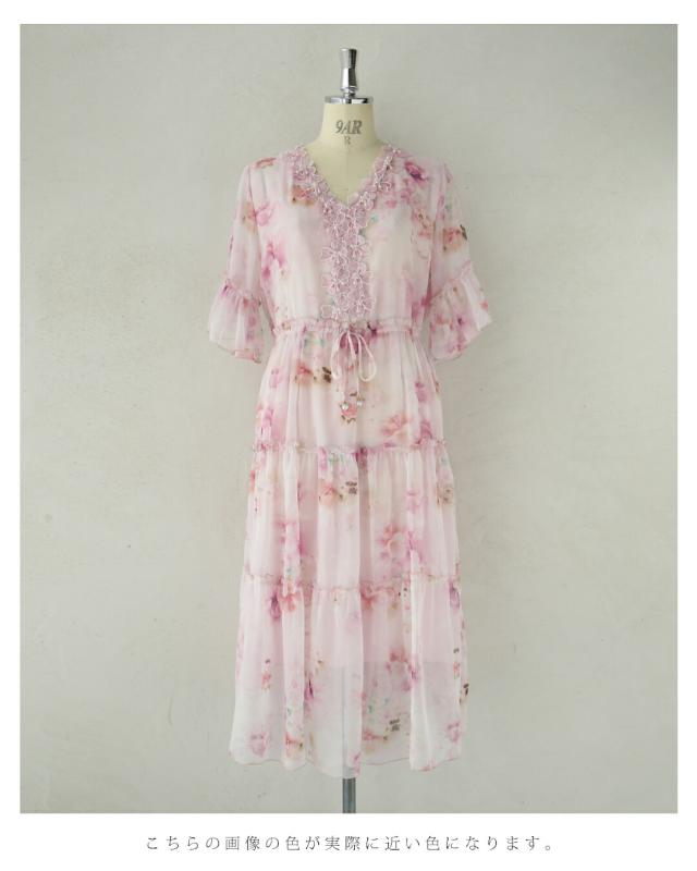 新作6月19日 胸元に流れ咲く花のミルキーピンクミディアムワンピース