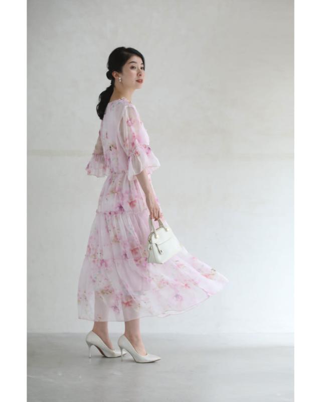 新作6月19日 胸元に流れ咲く花のミルキーピンクミディアムワンピース cawaii w61370ps S~L対応 滲み花 水彩画 体型カバー 春 夏 ティアード シフォン生地 ゆったり 大人可愛い フェミニン レディース ファッション 大人 ママ ミセス 30代 40代 50代 新作6月19日 胸元に流れ咲く花のミルキーピンクミディアムワンピース