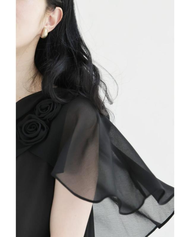 新作8月29日 （黒）肩にふわりショールベールの花咲くブラウストップス