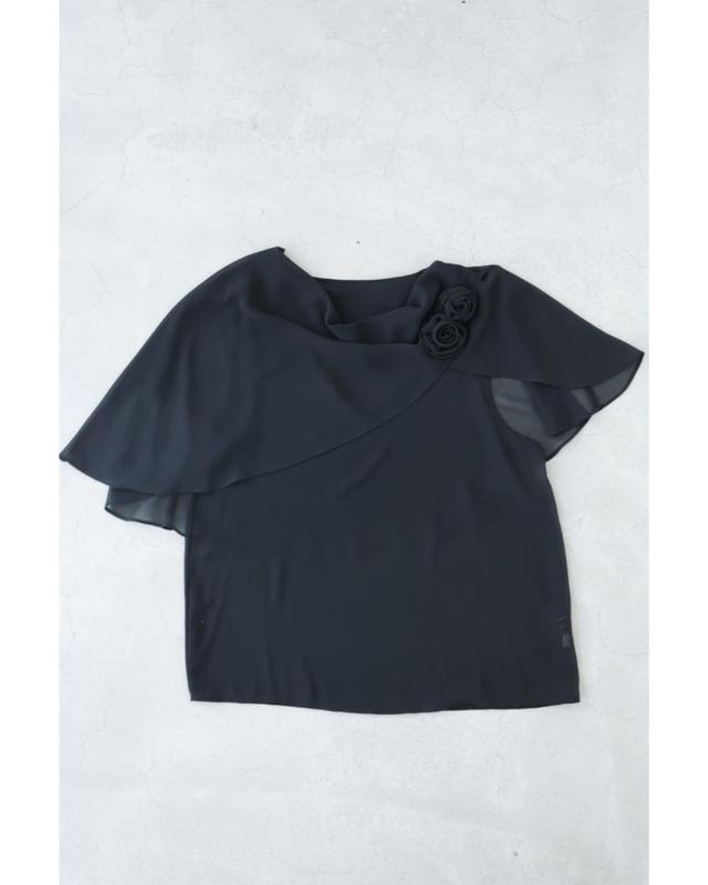 新作8月29日 （黒）肩にふわりショールベールの花咲くブラウストップス