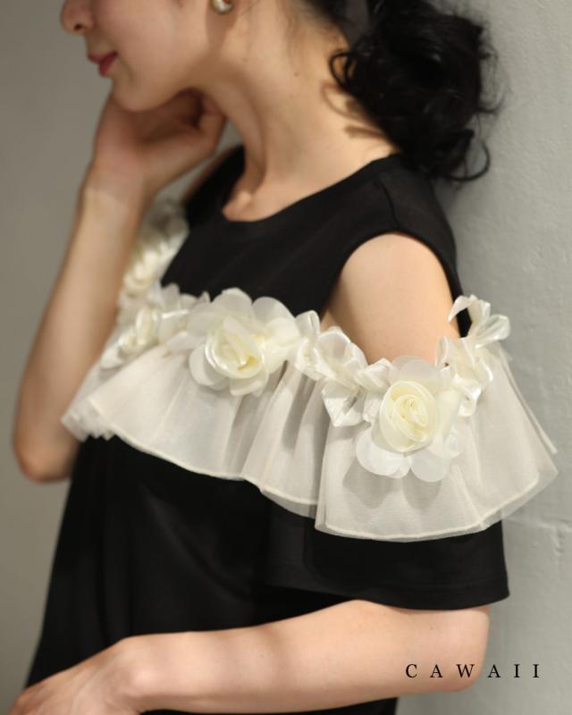 新作8月23日 （黒）花コサージュフリルのオープンショルダーカットソートップス cawaii w61425ps S~L対応 大人女子 デザイン性 ブラック 春 夏 日常使い おでかけ レディース ファッション 大人 ママ ミセス 30代 40代 50代
