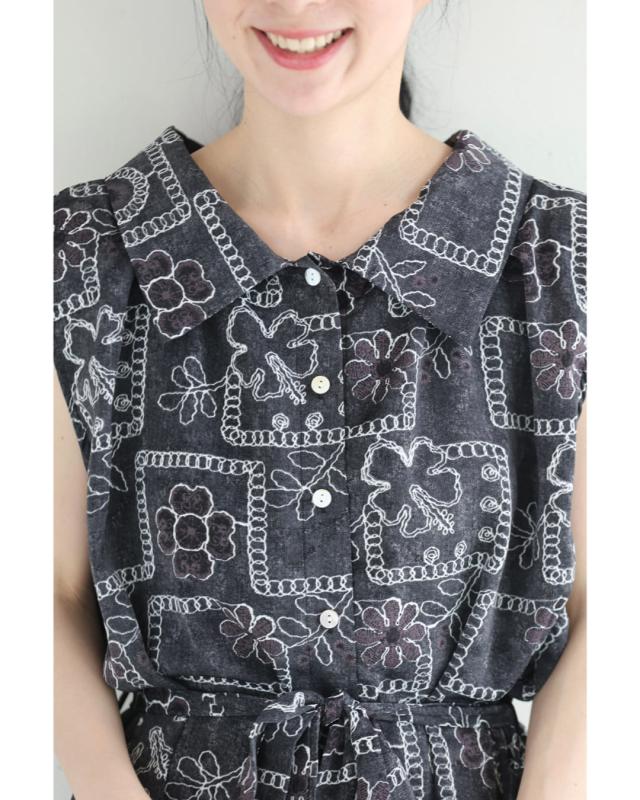 再入荷9月5日 ゆったり心地よい刺繍風プリントのロングワンピース（紐リボン付き）cawaii w61476ps S~3L対応 ノースリ 総柄 ブラック オシャレ 個性的 大人可愛い エレガント 上品 春 夏 薄手 レディース ファッション 30代 40代 50代 再入荷9月5日 ゆったり心地よい刺繍風プリントのロングワンピース（紐