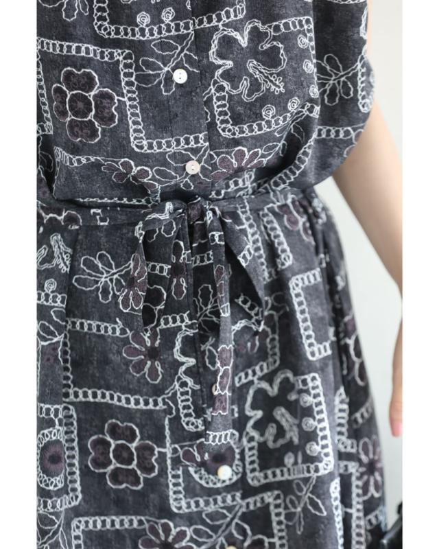 再入荷9月5日 ゆったり心地よい刺繍風プリントのロングワンピース（紐