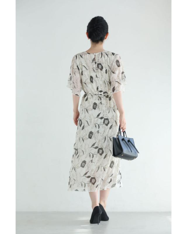 新作8月15日 花を描くデッサン画シアーミディアムワンピース（紐ベルト付き）cawaii w61477ps S~3L対応 半袖 プリーツ シフォン 総柄 ホワイト オシャレ 個性的 大人可愛い エレガント 上品 春服 春物 夏服 夏物 薄手 レディース ファッション ミセス 30代 40代 50代 新作8月15日 花を描くデッサン画シアーミディアムワンピース（紐ベルト