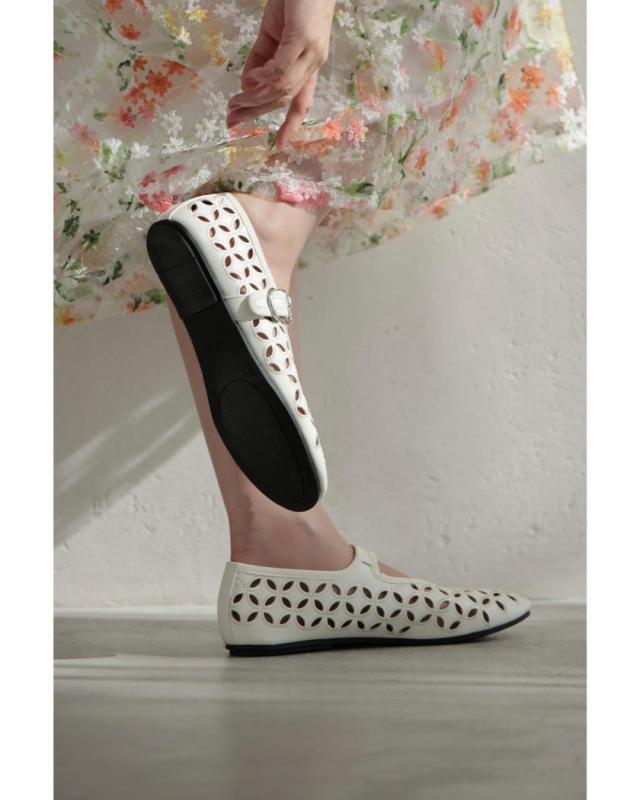 新作9月4日 歩きやすい柔らかソールのパンチングフラワーパンプス cawaii w61523ps 22.5cm 23cm 23.5cm 24cm 24.5cm 25cm 軽量 トレンド 人気 ブランド 女性用 通勤 スポーツ 楽ちん ストラップ 靴 レディース ファッション 大人 ママ ミセス 30代 40代 50代 60代