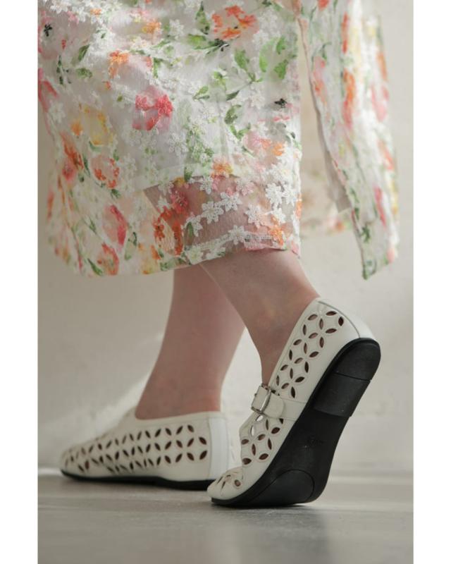 新作9月4日 歩きやすい柔らかソールのパンチングフラワーパンプス cawaii w61523ps 22.5cm 23cm 23.5cm 24cm 24.5cm 25cm 軽量 トレンド 人気 ブランド 女性用 通勤 スポーツ 楽ちん ストラップ 靴 レディース ファッション 大人 ママ ミセス 30代 40代 50代 60代