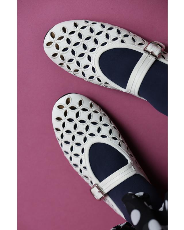 新作9月4日 歩きやすい柔らかソールのパンチングフラワーパンプス cawaii w61523ps 22.5cm 23cm 23.5cm 24cm 24.5cm 25cm 軽量 トレンド 人気 ブランド 女性用 通勤 スポーツ 楽ちん ストラップ 靴 レディース ファッション 大人 ママ ミセス 30代 40代 50代 60代