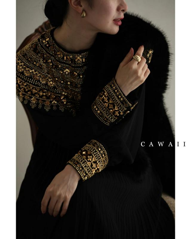 再入荷11月19日 （黒）煌めくゴージャスな装飾ベールのプリーツロングワンピース(ベルト付) cawaii w61543ps S~2L対応 パーティー 女子会 食事会 おでかけ 春 秋 冬 個性的 エレガント 大人女子 レディース ファッション 大人 ママ ミセス 30代 40代 50代 60代