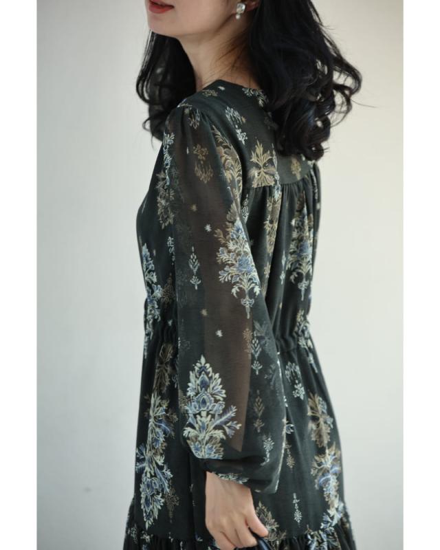 再入荷10月19日 降り注ぐエレガントな華装飾ミディアムワンピース